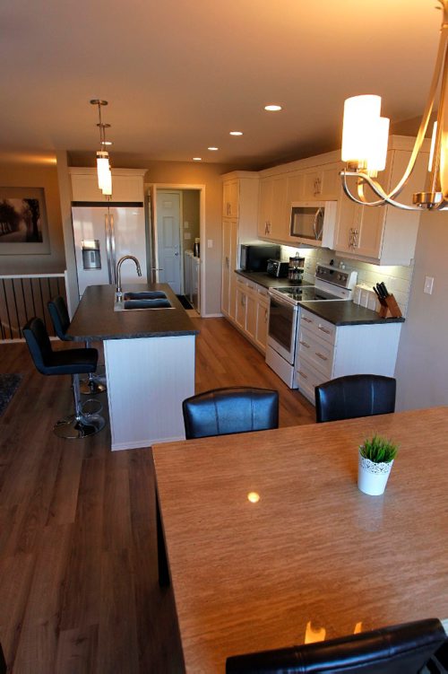 BORIS MINKEVICH / WINNIPEG FREE PRESS
RESALE HOMES - 6 Prairieview Cove in Dugald, Manitoba. The realtor is Anders Frederiksen. Open concept kitchen dining and living room. View from the back sliding doors. Nov 7, 2016