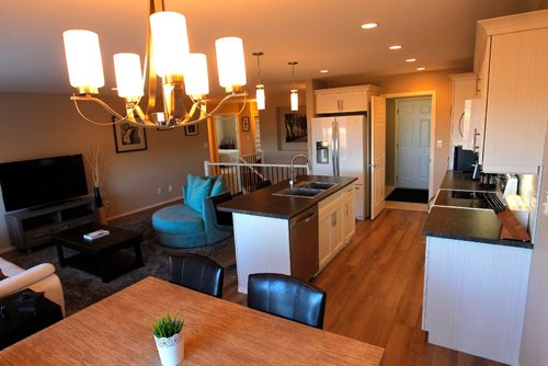 BORIS MINKEVICH / WINNIPEG FREE PRESS
RESALE HOMES - 6 Prairieview Cove in Dugald, Manitoba. The realtor is Anders Frederiksen. Open concept kitchen dining and living room. View from the corner of the back room. Nov 7, 2016