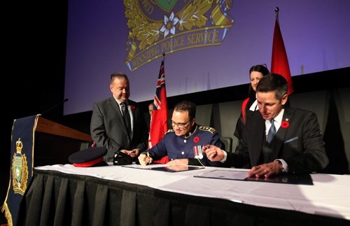 
RUTH BONNEVILLE / WINNIPEG FREE PRESS

Winnipeg new Police Chief Danny Smyth signs the paperwork for the Oath of Office during ceremony  at the Met Tuesday.  
 

November 8,2016