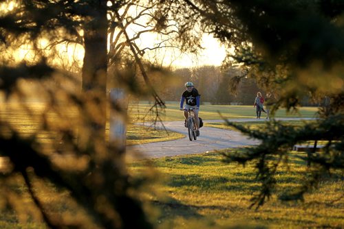 
RUTH BONNEVILLE / WINNIPEG FREE PRESS

A cyclist makes their way down a winding path at the west entranceway to Assiniboine Park as temperatures hovered close to 20C Wednesday.  
Standup photo 
November 9, 2016
