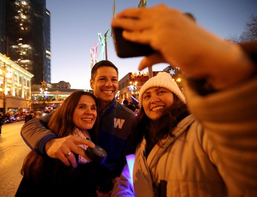 TREVOR HAGAN / WINNIPEG FRESS PRESS
Mayor Brian Bowman at the Santa Claus Parade, Saturday, November 12, 2016.