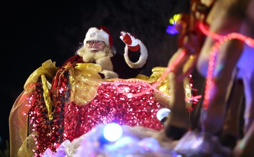 TREVOR HAGAN / WINNIPEG FRESS PRESS
The Santa Claus Parade, Saturday, November 12, 2016.