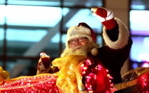 TREVOR HAGAN / WINNIPEG FRESS PRESS
The Santa Claus Parade, Saturday, November 12, 2016.