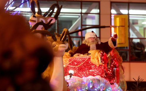 TREVOR HAGAN / WINNIPEG FRESS PRESS
The Santa Claus Parade, Saturday, November 12, 2016.