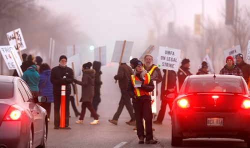 WAYNE GLOWACKI / WINNIPEG FREE PRESS

University of Manitoba Faculty Association members and supporters on the picket line at the¤ Pembina Hwy. entrance in the fog Monday morning.   Nov. 14 2016