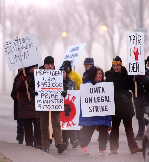 WAYNE GLOWACKI / WINNIPEG FREE PRESS

University of Manitoba Faculty Association members and supporters on the picket line at the¤ Pembina Hwy. entrance in¤the fog Monday morning.   Nov. 14 2016