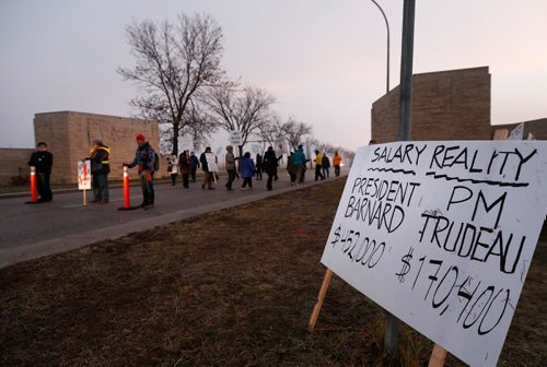 WAYNE GLOWACKI / WINNIPEG FREE PRESS

University of Manitoba Faculty Association members and supporters on the picket line at the¤ Pembina Hwy. entrance in the fog Monday morning.   Nov. 14 2016