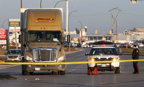 WAYNE GLOWACKI / WINNIPEG FREE PRESS

Winnipeg Police have closed southbound Kenaston Blvd. at McGillivray Blvd. after a person was struck by a vehicle¤Monday morning.¤  Nov. 14 2016
