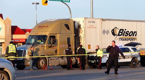 WAYNE GLOWACKI / WINNIPEG FREE PRESS

Winnipeg Police have closed southbound Kenaston Blvd. at McGillivray Blvd. after a person was struck by a vehicle¤Monday morning.¤  Nov. 14 2016
