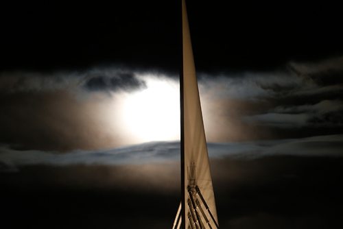 JOHN WOODS / WINNIPEG FREE PRESS
The Super Moon is seen over the Provencher Bridge Monday, November 14, 2016.