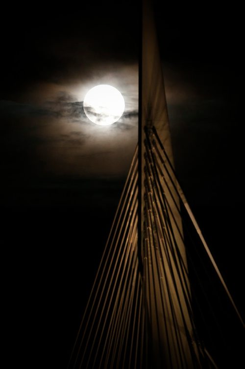 JOHN WOODS / WINNIPEG FREE PRESS
The Super Moon is seen over the Provencher Bridge Monday, November 14, 2016.