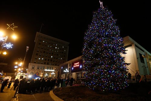 JOHN WOODS / WINNIPEG FREE PRESS
People stop by to look at Winnipeg's official Christmas tree after Bernice and Harold Einarson lit it with Mayor Brian Bowman Monday, November 14, 2016.