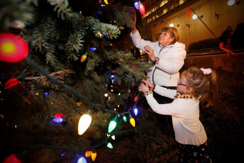 JOHN WOODS / WINNIPEG FREE PRESS
Judy Hrabchak, who used to own the house where Winnipeg's official Christmas tree came from, adds some decorations with her granddaughter Kyra after it was lit Mayor Brian Bowman Monday, November 14, 2016.