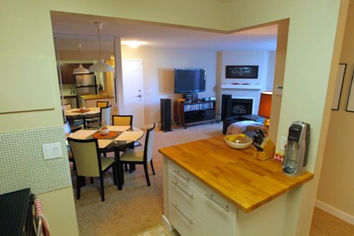 BORIS MINKEVICH / WINNIPEG FREE PRESS
RESALE HOMES - Unit 5-142 Regis Drive. Updated kitchen looking out to dining room and living room, behind right. Nov 15, 2016