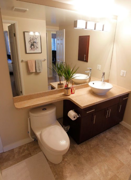 BORIS MINKEVICH / WINNIPEG FREE PRESS
RESALE HOMES - Unit 5-142 Regis Drive. Bathroom. Nov 15, 2016