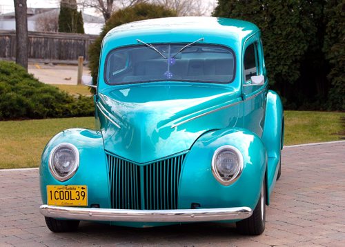 BORIS MINKEVICH / WINNIPEG FREE PRESS
CLASSIC CARS - Ken Betcher has a real swell 39 Ford cruiser. Classic front view. Nov 17, 2016