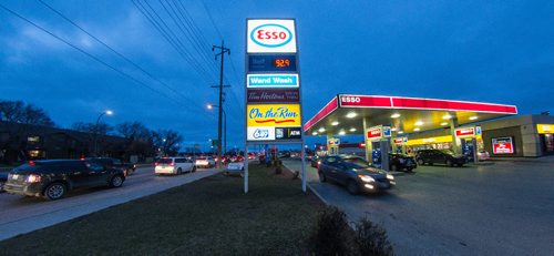 MIKE DEAL / WINNIPEG FREE PRESS
Gas prices jumped about $0.10 to $0.923/L today as seen here at this ESSO station on Keewatin Street Thursday evening.
161117 - Thursday November 17, 2016