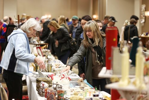 MIKE DEAL / WINNIPEG FREE PRESS

Hopeful customers check out the wares during the Manitoba Antique Association Fall sale at the Viscount Gort Hotel Sunday morning.

161120
Sunday, November 20, 2016