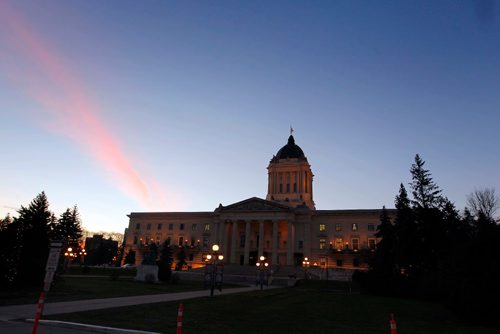 BORIS MINKEVICH / WINNIPEG FREE PRESS
Sunrise at the Manitoba's Legislative Building. The Leg. Legislature. Nov 21, 2016