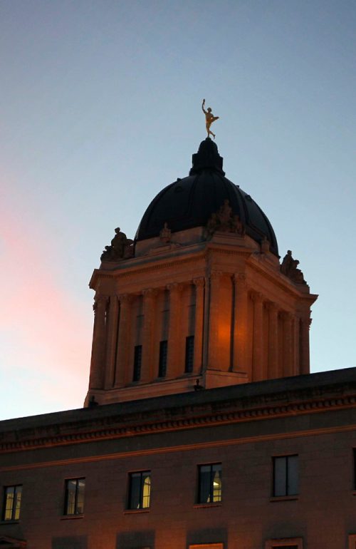 BORIS MINKEVICH / WINNIPEG FREE PRESS
Sunrise at the Manitoba's Legislative Building. The Leg. Legislature. Nov 21, 2016