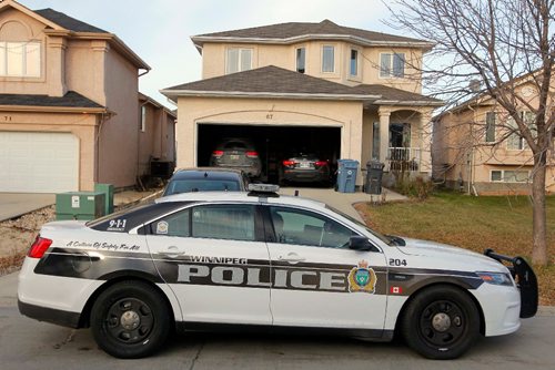 BORIS MINKEVICH / WINNIPEG FREE PRESS
67 Kinlock Lane, police scene regarding 2 males in medical distress.  Possible overdose. Nov 21, 2016