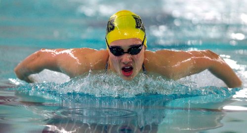 BORIS MINKEVICH / WINNIPEG FREE PRESS
Kelsey Wog, an up-and-coming swimmer in the province, trains in the pool at Frank Kennedy Centre/U of M. Early morning practice. Scott Billeck story. Nov 24, 2016