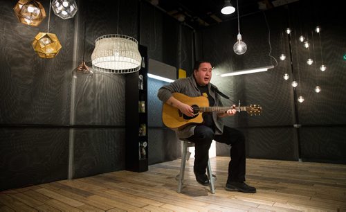 MIKE DEAL / WINNIPEG FREE PRESS
William Prince, singer-songwriter, performs at HUT K for a Winnipeg Free Press Exchange Sessions video.
161123 - Wednesday November 23, 2016