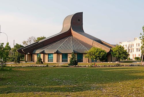 BORIS MINKEVICH / WINNIPEG FREE PRESS  080616 The native center at Logan and Main.