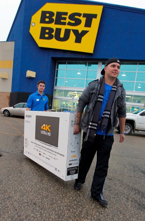 BORIS MINKEVICH / WINNIPEG FREE PRESS
STANDUP - BLACK FRIDAY - Best Buy salesman Jamie Schmidt, left, helps customer Brent Pasternak , right, with his big screen tv, surround sound, and video game he bought this Black Friday morning. Photo taken at Regent Ave. Best Buy. Nov 25, 2016