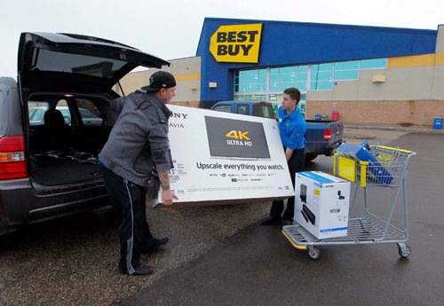 BORIS MINKEVICH / WINNIPEG FREE PRESS
STANDUP - BLACK FRIDAY - Best Buy salesman Jamie Schmidt, right, helps customer Brent Pasternak, left, with his big screen tv, surround sound, and video game he bought this Black Friday morning. Photo taken at Regent Ave. Best Buy. Nov 25, 2016