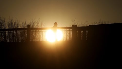 TREVOR HAGAN / WINNIPEG FREE PRESS
The sun behind the Main Street Bridge, as seen from the River Walk near The Forks, Saturday, November 26, 2016.