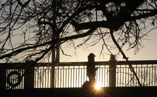 TREVOR HAGAN / WINNIPEG FREE PRESS
The sun behind the Main Street Bridge, as seen from the River Walk near The Forks, Saturday, November 26, 2016.