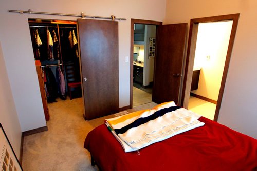 BORIS MINKEVICH / WINNIPEG FREE PRESS
USED HOMES - 153 Rue Hebert in St. Boniface. Master bedroom with walk in closet and bathroom attached. Nov. 29, 2016