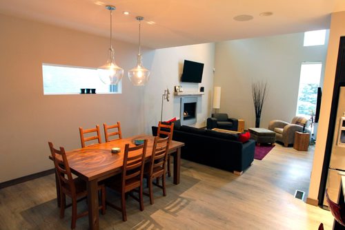 BORIS MINKEVICH / WINNIPEG FREE PRESS
USED HOMES - 153 Rue Hebert in St. Boniface. Diningroom that bleeds back into the main floor living room. Nov. 29, 2016