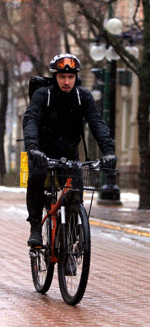 BORIS MINKEVICH / WINNIPEG FREE PRESS
Matt Veith cycles through the exchange district on Albert Street Tuesday afternoon. Nov. 29, 2016
