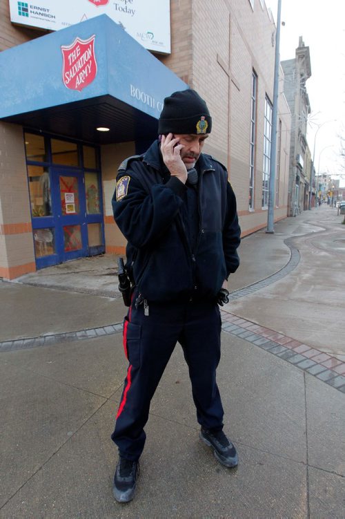 BORIS MINKEVICH / WINNIPEG FREE PRESS
MAIN STREET BEAT COP - Main street beat cop Kevin Burkett walks the beat on Main Street near Henry. He often get calls from officers in the area and helps out by being the guy on the ground. Nov. 16, 2016