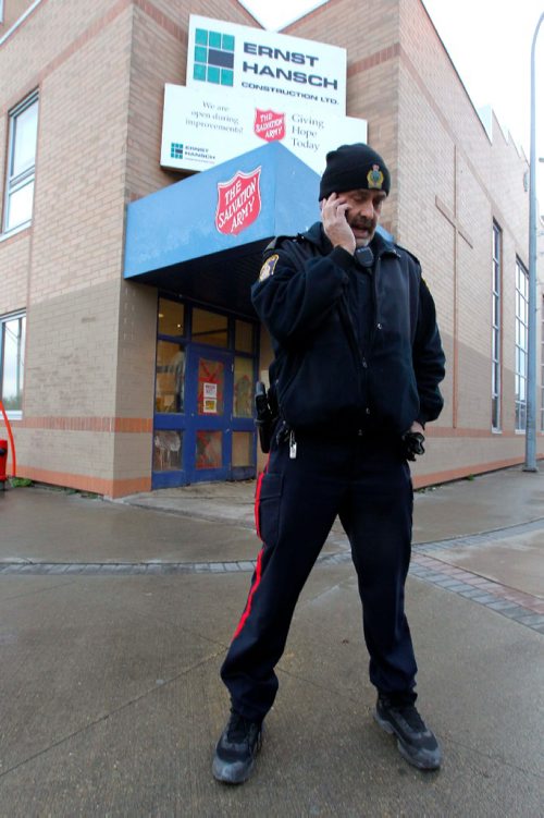 BORIS MINKEVICH / WINNIPEG FREE PRESS
MAIN STREET BEAT COP - Main street beat cop Kevin Burkett walks the beat on Main Street near Henry. He often get calls from officers in the area and helps out by being the guy on the ground. Nov. 16, 2016