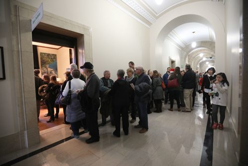 RUTH BONNEVILLE / WINNIPEG FREE PRESS


People wait in line outside Premier Brian Pallister's office to have their photo taken with him while  visiting the Manitoba Legislative Building's Annual Open House with her family Saturday.  

Standup
Dec 3, 2016
