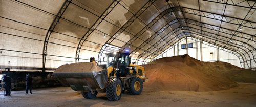 WAYNE GLOWACKI / WINNIPEG FREE PRESS

A front end loader with a bucket of sand and salt  at the City facility on Pacific Ave.   Rebecca Dahl  story  Dec. 5 2016
