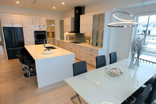 BORIS MINKEVICH / WINNIPEG FREE PRESS
HOMES - 101 Rose Lake Court in Bridgwater Trails. KDR Homes. Kitchen with eating area. Island. Dec. 5, 2016
