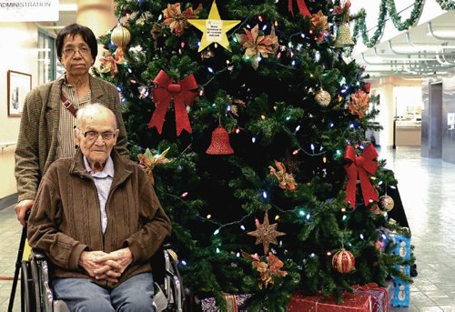 Canstar Community News Shirley Dobbin and Delmer Dobbin stand in front of the Christmas tree with the first few stars for the Starburst campagin at Deer Lodge Centre./Photo by Christina Hryniuk