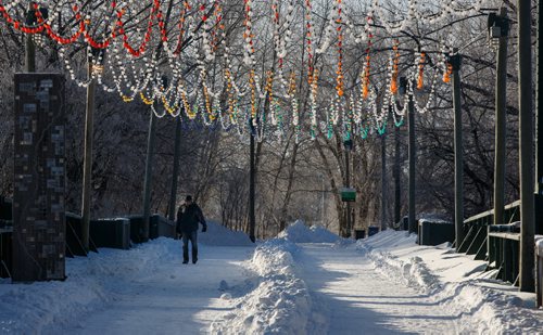 MIKE DEAL / WINNIPEG FREE PRESS
A pedestrian makes his way along the footbridge over the Assiniboine River Sunday morning as temperatures hover around -20C.
161211 - Sunday, December 11, 2016.