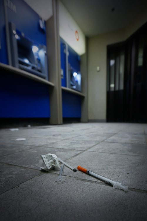JOHN WOODS / WINNIPEG FREE PRESS
Paramedics were called this weekend to the 300 block of Portage Avenue for a person down on the street. The person died but they were able to save a man by pulling him into a bank ATM lobby. Syringes found in the bank lobby were photographed Sunday, December 11, 2016. 
