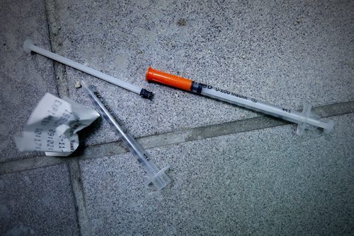 JOHN WOODS / WINNIPEG FREE PRESS
Paramedics were called this weekend to the 300 block of Portage Avenue for a person down on the street. The person died but they were able to save a man by pulling him into a bank ATM lobby. Syringes found in the bank lobby were photographed Sunday, December 11, 2016. 

