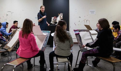 MIKE DEAL / WINNIPEG FREE PRESS
Rachel Baerg, Head of Education at the Winnipeg Art Gallery, talks to students taking part in a drawing class.
161212 - Monday, December 12, 2016.