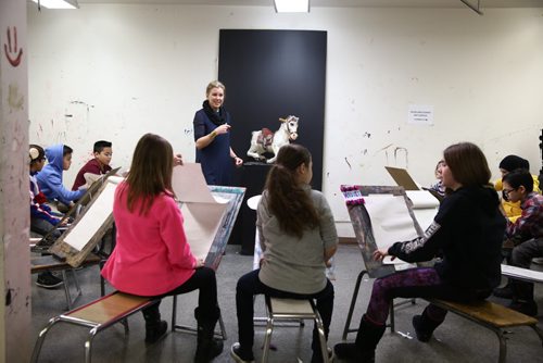 MIKE DEAL / WINNIPEG FREE PRESS
Rachel Baerg, Head of Education at the Winnipeg Art Gallery, talks to students taking part in a drawing class.
161212 - Monday, December 12, 2016.
