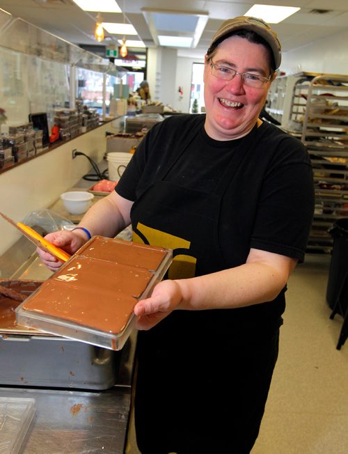 BORIS MINKEVICH / WINNIPEG FREE PRESS
SUNDAY THIS CITY - Decadence Chocolates on Sherbrook St.
Owner Helen Staines makes some chocolate in her kitchen. Dave Sanderson story. Dec. 13, 2016