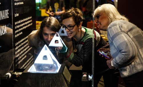 MIKE DEAL / WINNIPEG FREE PRESS
Employees at the Manitoba Museum take turns checking out a moon rock in the Science Gallery Wednesday. The Manitoba Museum has added a temporary exhibit in the Science Gallery showcasing a rock collected during the Apollo 17 mission to the Moon. The loan from NASA can be seen in the Science Gallery until June 25, 2017.
161214 - Wednesday, December 14, 2016.