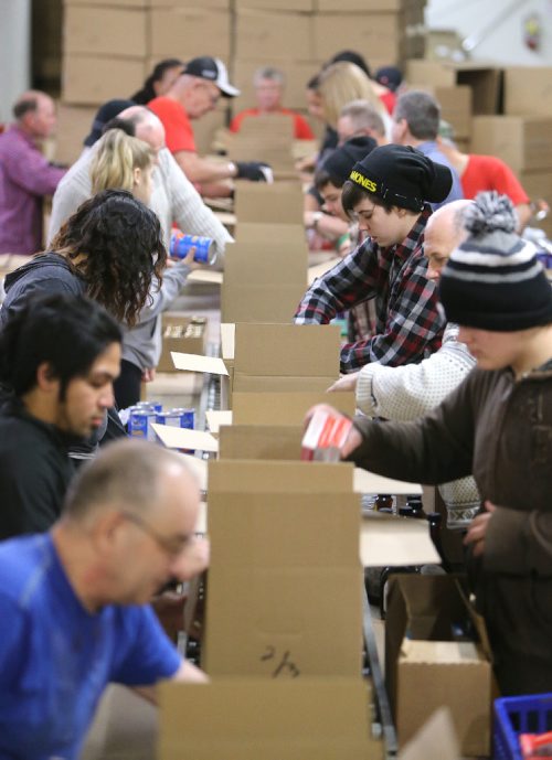 JASON HALSTEAD / WINNIPEG FREE PRESS

Students from Miles Macdonell Collegiate help other volunteers pack boxes on Dec. 14, 2016, at the Christmas Cheer Boards headquarters on Empress Street. (See Social Page)