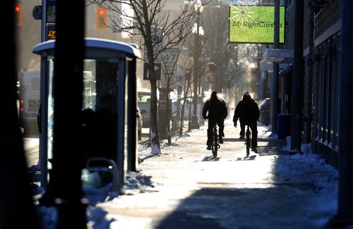 TREVOR HAGAN / WINNIPEG FREE PRESS
Despite the sunshine, it was a cold afternoon on Main Street, Saturday, December 17, 2016.